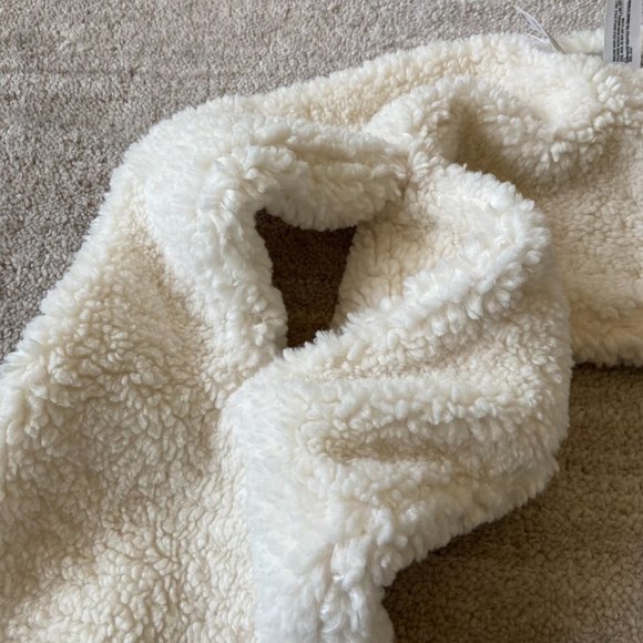 Banana Republic Sherpa Pull-Through Scarf NWT - Picture 4 of 8